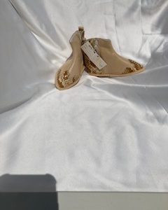 #519 beige design boots